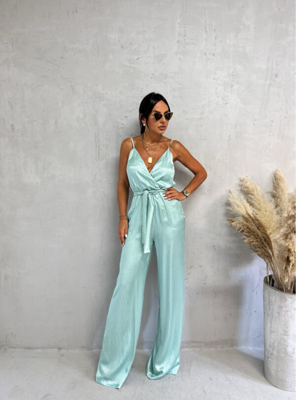 Svetlo plavi satenski prugasti strukirani kombinezon sa pojasem i gornjim delom na preklop sa bretelama