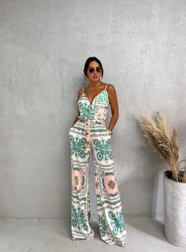 Šareni dezenirani strukirani kombinezon sa pojasem i gornjim delom na preklop sa bretelama u boho stilu