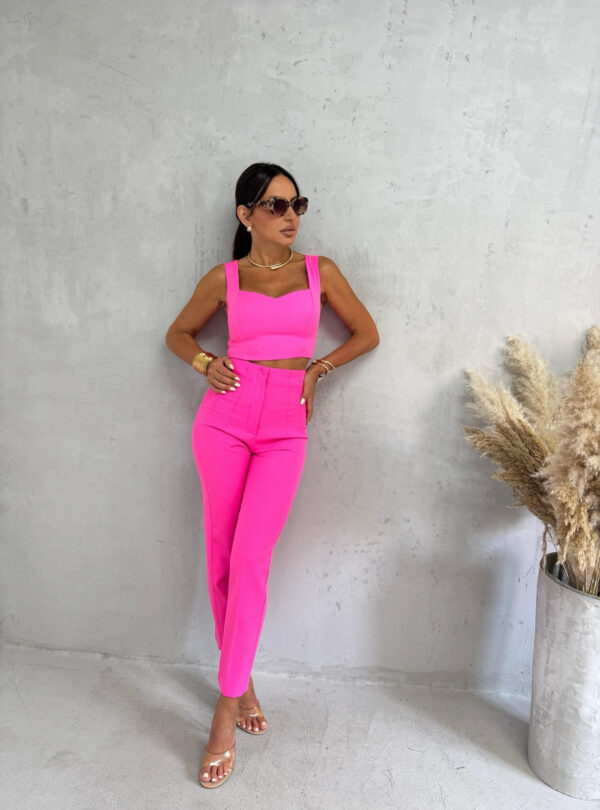 Pink komplet cigaret pantalona i crop topa sa debelim bretelama i srce dekolteom