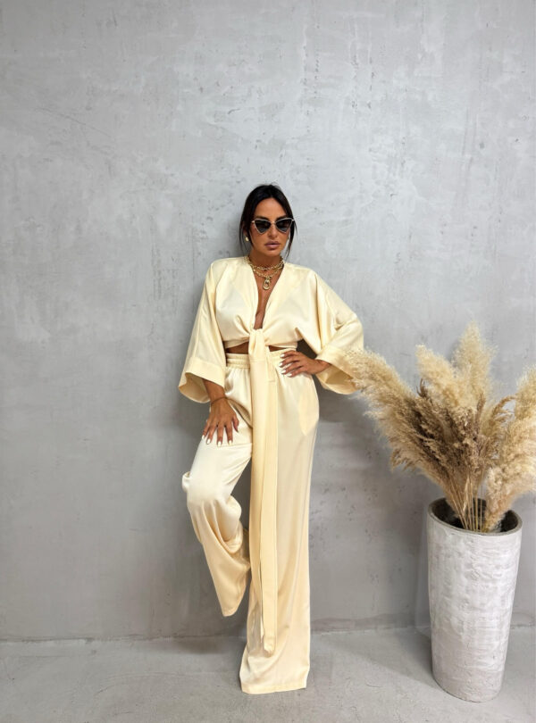 Satenski boho komplet od lepršavih pantalona i kimono bluze trendi puter žute boje