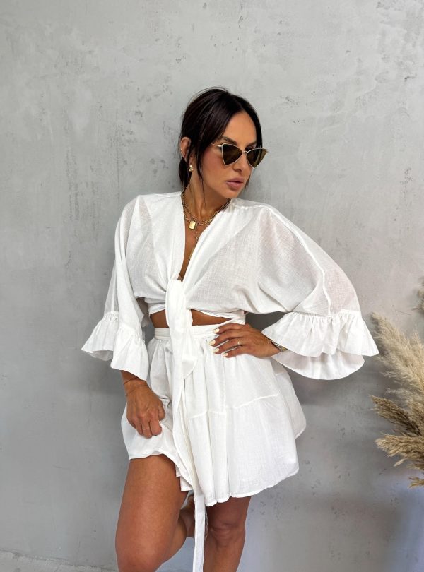 Beli boho komplet sastavljen od suknje i kropovane bluze na vezivanje