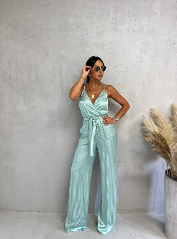 Svetlo plavi satenski prugasti strukirani kombinezon sa pojasem i gornjim delom na preklop sa bretelama
