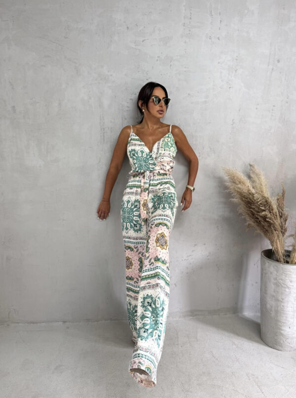 Šareni dezenirani strukirani kombinezon sa pojasem i gornjim delom na preklop sa bretelama u boho stilu