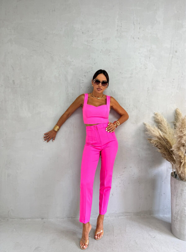 Pink komplet cigaret pantalona i crop topa sa debelim bretelama i srce dekolteom