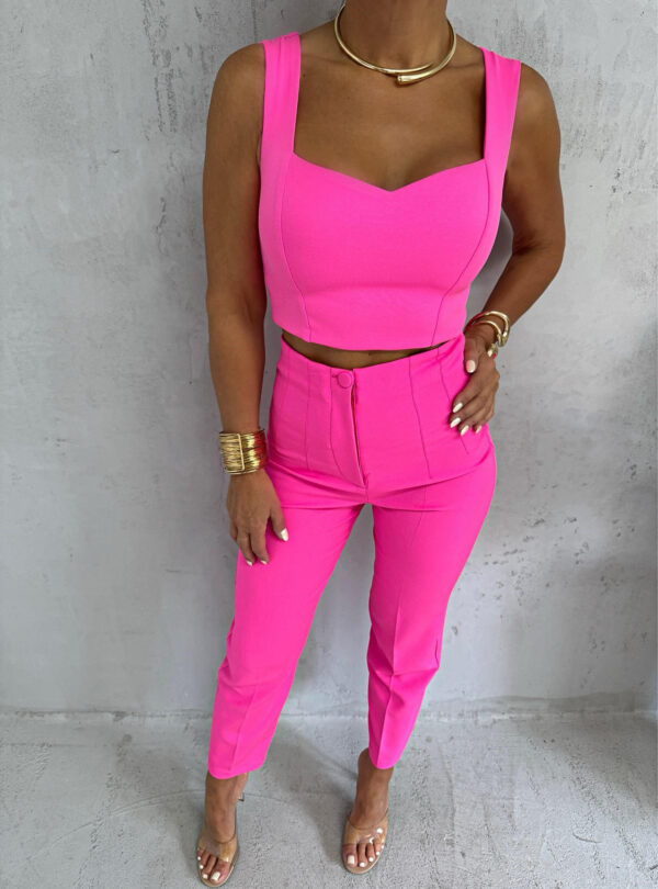 Pink komplet cigaret pantalona i crop topa sa debelim bretelama i srce dekolteom