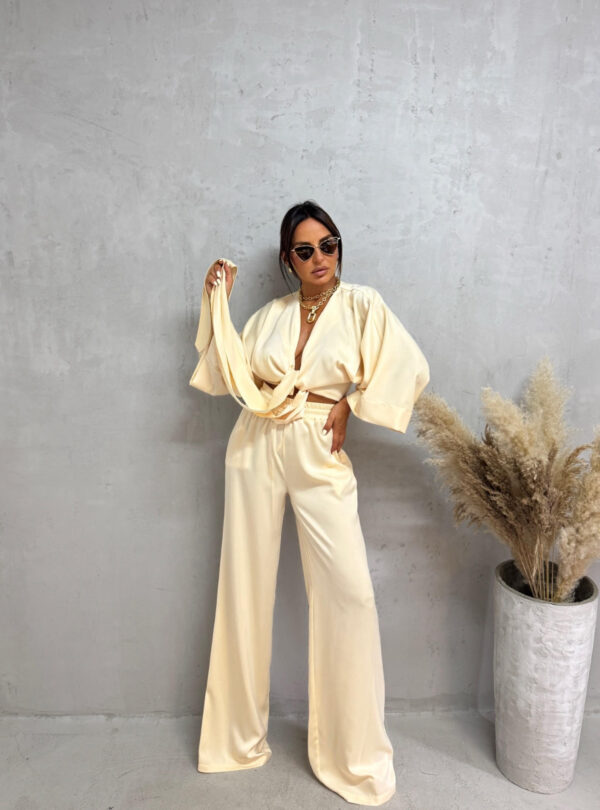 Satenski boho komplet od lepršavih pantalona i kimono bluze trendi puter žute boje