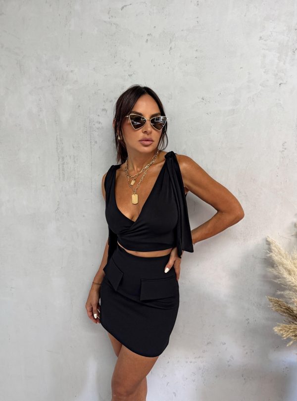 Mini crna suknja visokog struka sa ukrasnim džepovima