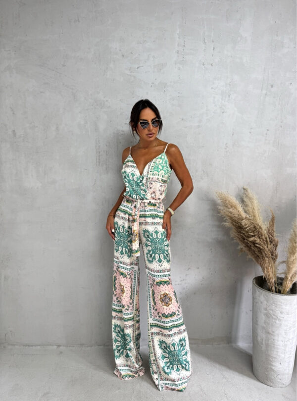 Šareni dezenirani strukirani kombinezon sa pojasem i gornjim delom na preklop sa bretelama u boho stilu