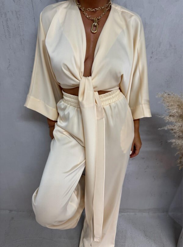 Satenski boho komplet od lepršavih pantalona i kimono bluze trendi puter žute boje
