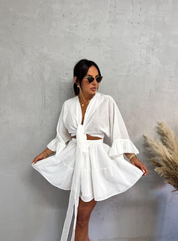 Beli boho komplet sastavljen od suknje i kropovane bluze na vezivanje