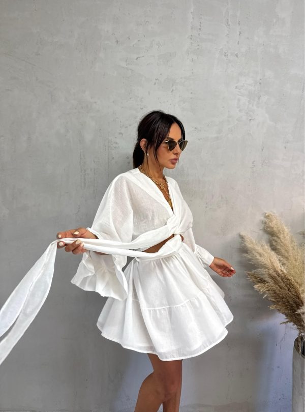 Beli boho komplet sastavljen od suknje i kropovane bluze na vezivanje