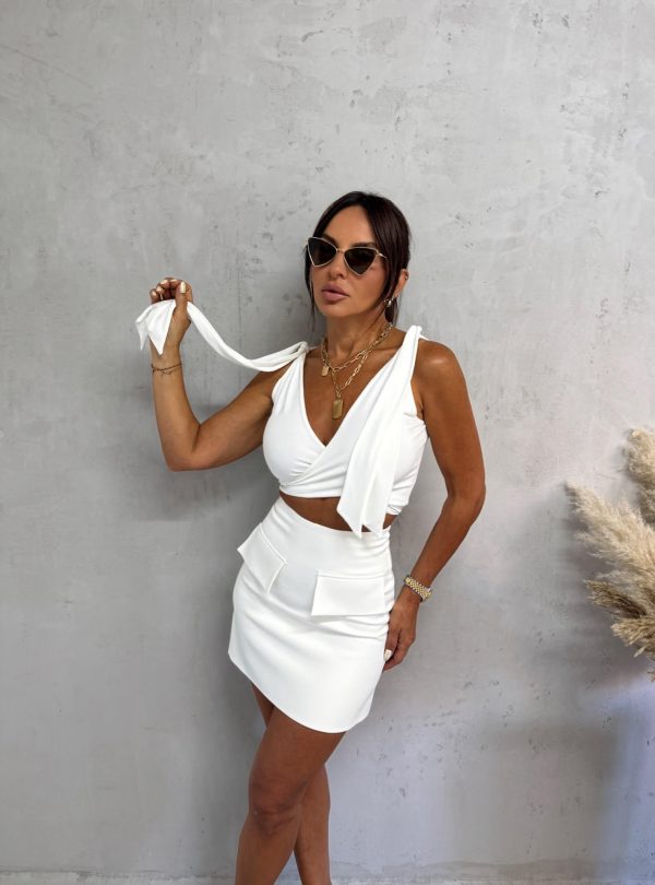 Bela kropovana bluza na preklop podesivih bretela