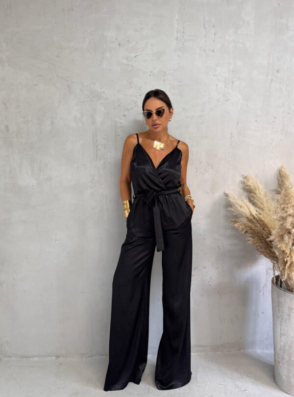 Crni satenski prugasti strukirani kombinezon sa pojasem i gornjim delom na preklop sa bretelama