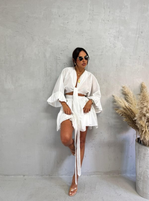 Beli boho komplet sastavljen od suknje i kropovane bluze na vezivanje
