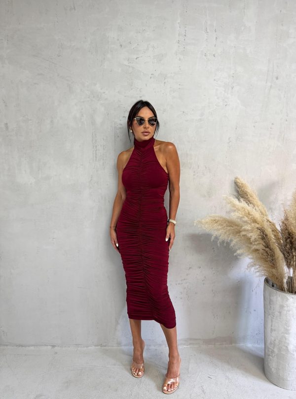 Uska bordo midi haljina sa rolka kragnom naborane teksture i otvorenih leđa