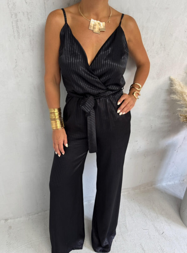 Crni satenski prugasti strukirani kombinezon sa pojasem i gornjim delom na preklop sa bretelama