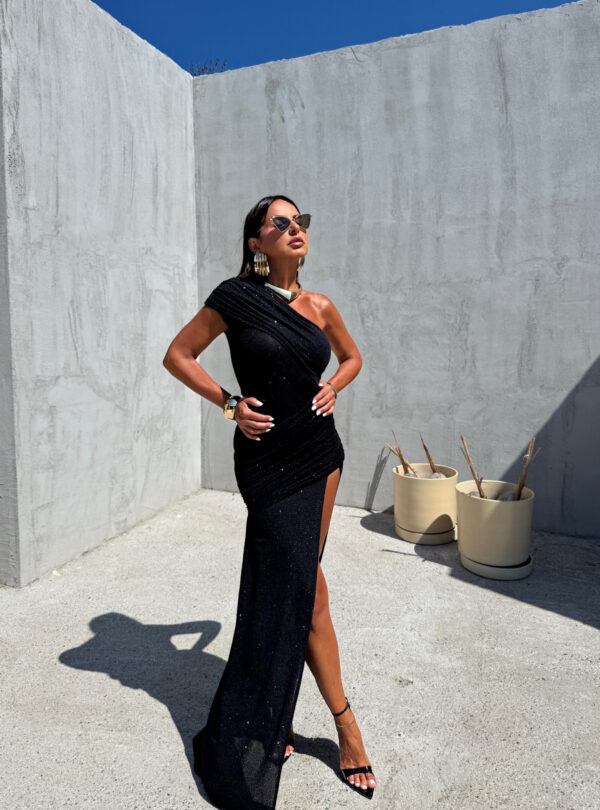 Duga asimetrična svetlucava crna haljina sa dubokim šlicem i naboranim detaljima