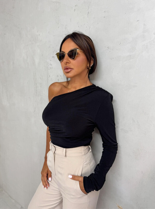 Crna asimetrična bluza sa jednim dugačkim rukavom