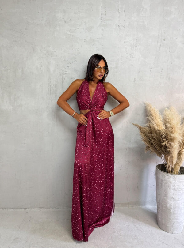 Duga bordo satenska tufnasta haljina rasečenog struka i otkrivenih leđa sa vezivanjem oko vrata