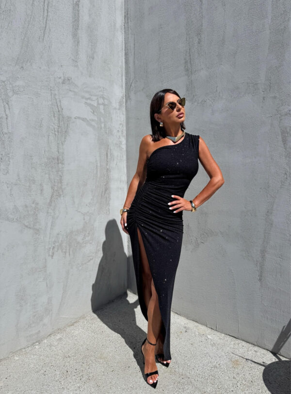 Crna uska svetlucava asimetrična haljina na jedno rame