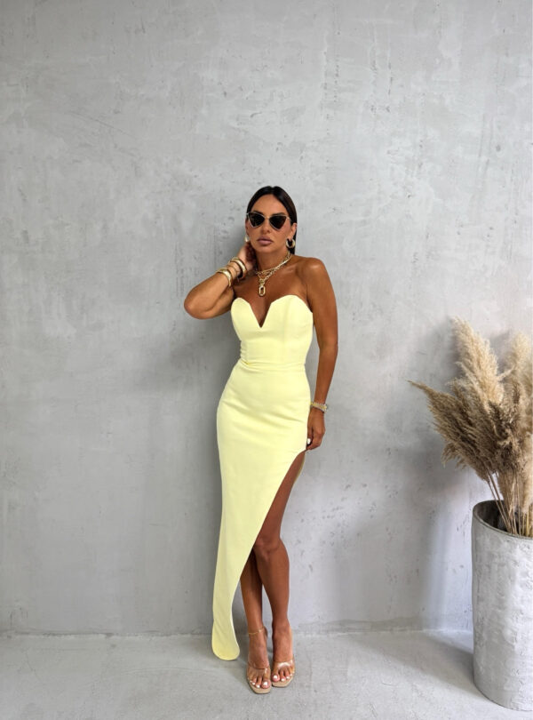 Puter pastelna žuta elegantna asimetrična korset haljina srcolikog dekoltea i dubokog šlica