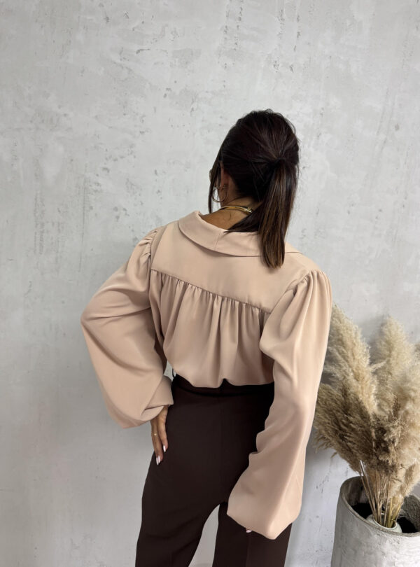 Bež košulja dugih balon rukava naglašene kragne