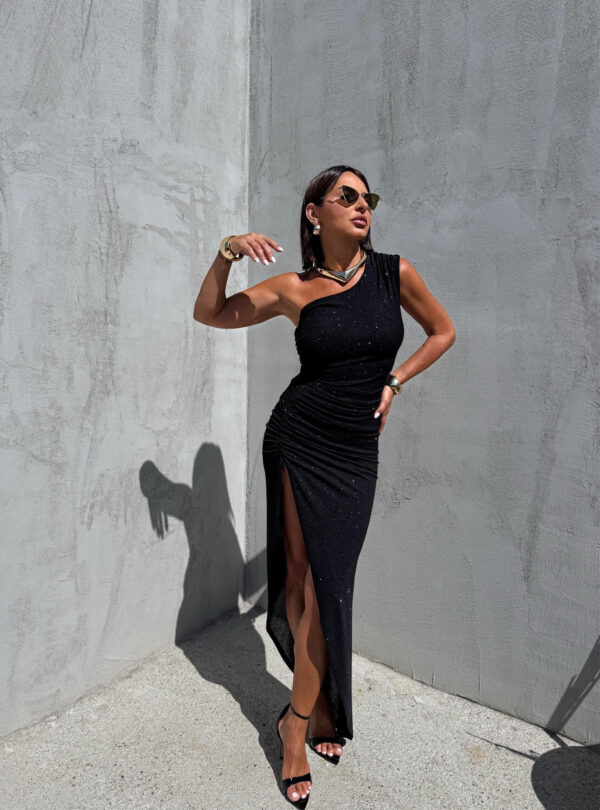 Crna uska svetlucava asimetrična haljina na jedno rame