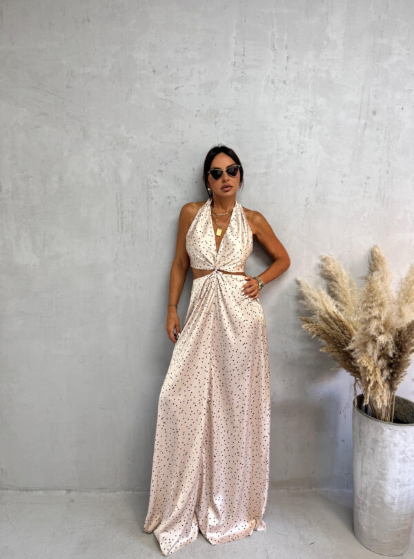 Duga bež satenska tufnasta haljina rasečenog struka i otkrivenih leđa sa vezivanjem oko vrata