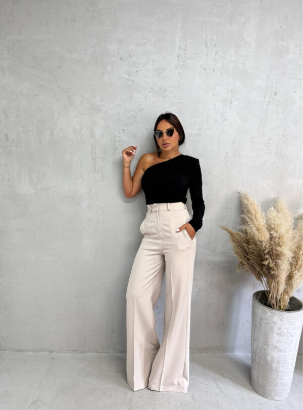 Crna asimetrična bluza sa jednim dugačkim rukavom