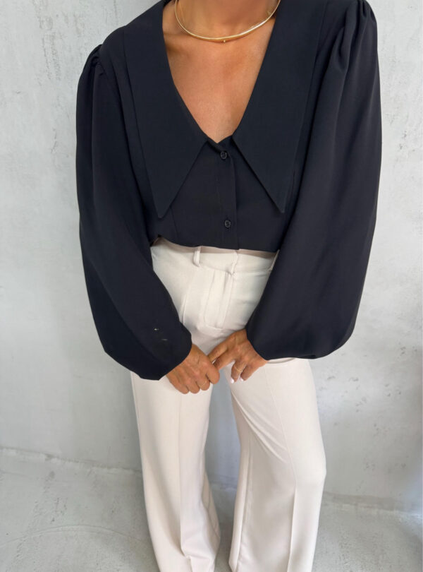 Crna košulja dugih balon rukava naglašene kragne