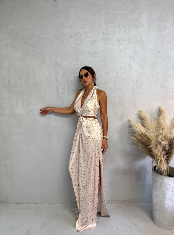 Duga bež satenska tufnasta haljina rasečenog struka i otkrivenih leđa sa vezivanjem oko vrata