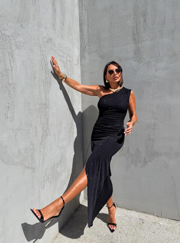 Crna uska svetlucava asimetrična haljina na jedno rame