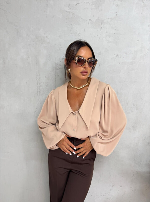 Bež košulja dugih balon rukava naglašene kragne