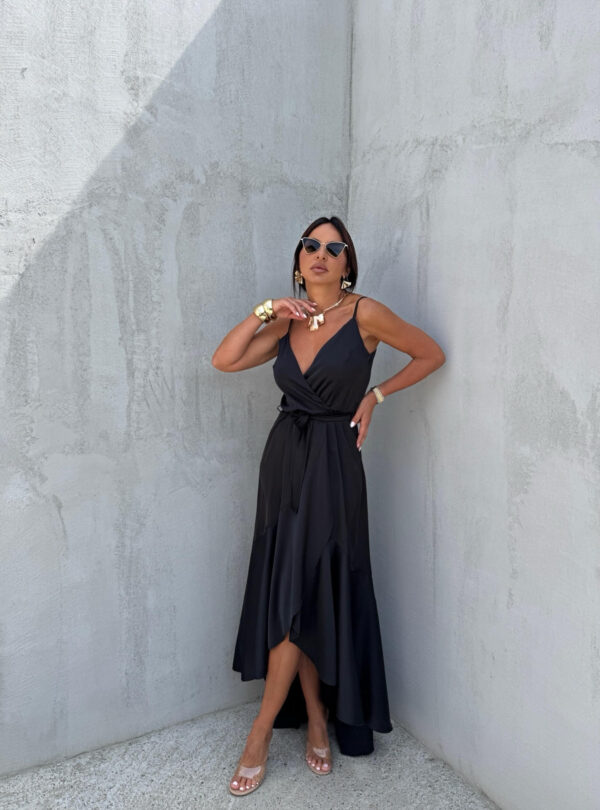 Duga asimetrična crna satenska haljina na bretele sa karnerima strukirana pojasom