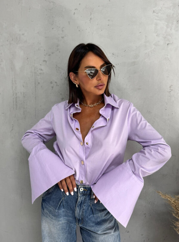 Basic pamučna lila košulja sa visokim manžetnama i ukrasnim zlatnim dugmadima