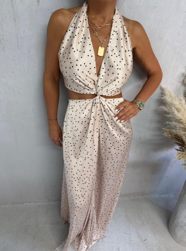 Duga bež satenska tufnasta haljina rasečenog struka i otkrivenih leđa sa vezivanjem oko vrata