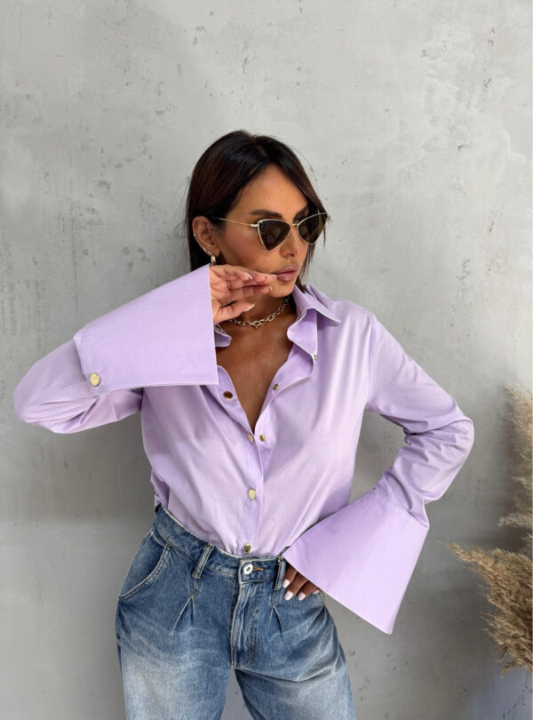 Basic pamučna lila košulja sa visokim manžetnama i ukrasnim zlatnim dugmadima