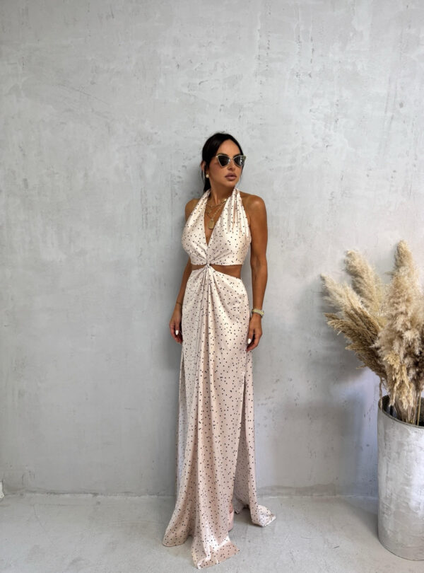 Duga bež satenska tufnasta haljina rasečenog struka i otkrivenih leđa sa vezivanjem oko vrata