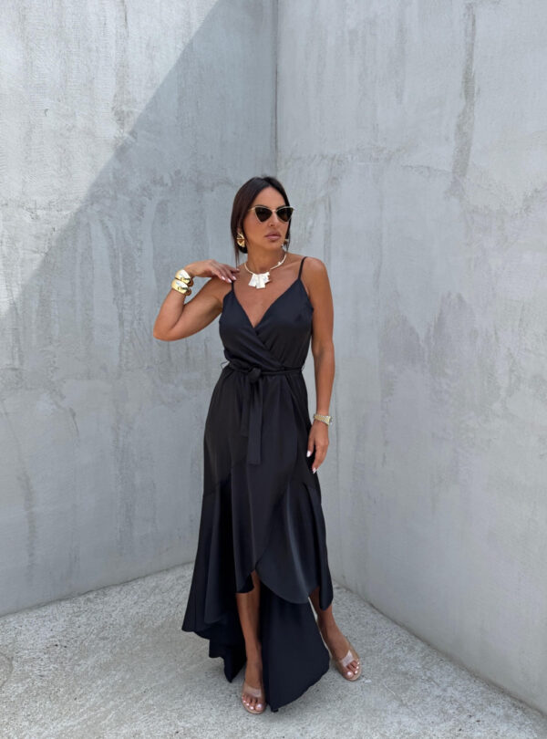 Duga asimetrična crna satenska haljina na bretele sa karnerima strukirana pojasom