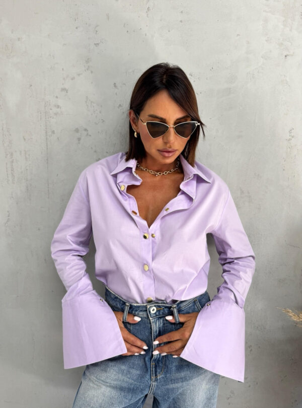 Basic pamučna lila košulja sa visokim manžetnama i ukrasnim zlatnim dugmadima