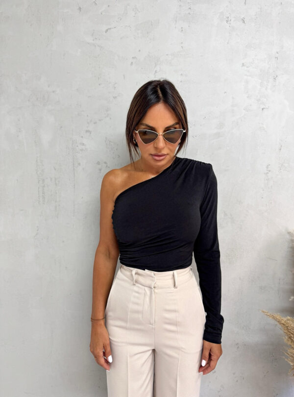 Crna asimetrična bluza sa jednim dugačkim rukavom