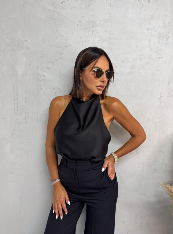 Elegantna crna satenska bluza