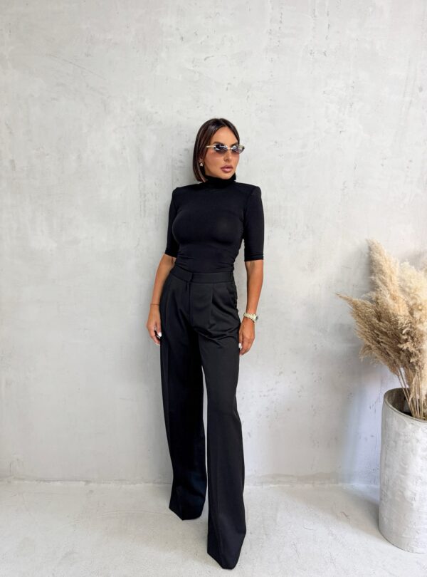 Crne trendi zvonaste pantalone plićeg struka sa kosim džepovima