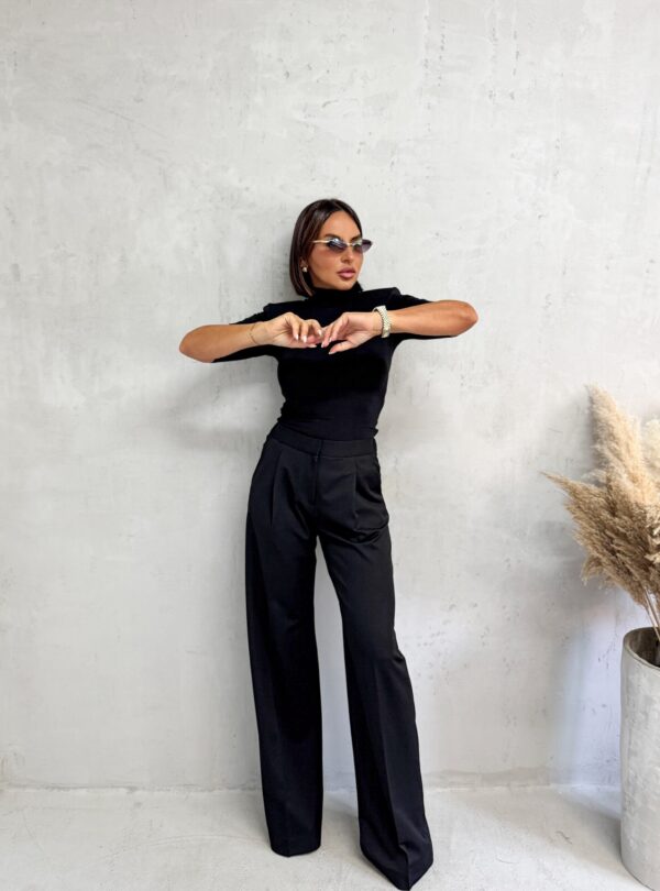 Crne trendi zvonaste pantalone plićeg struka sa kosim džepovima