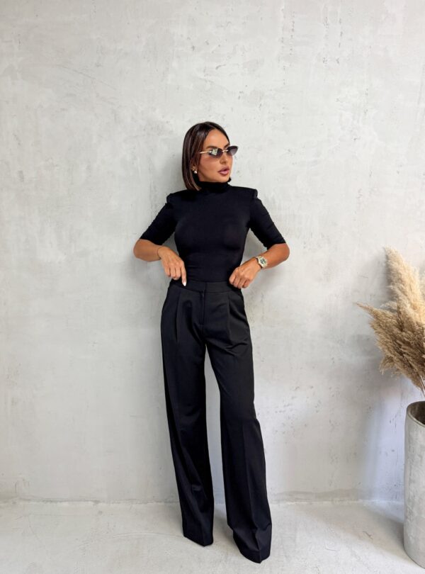 Crne trendi zvonaste pantalone plićeg struka sa kosim džepovima