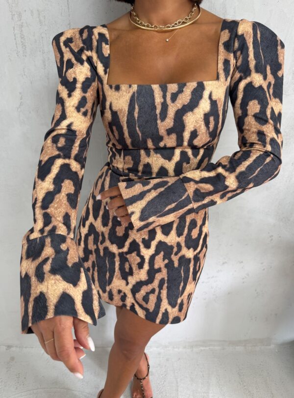 Mini haljina životinjskog animal printa dugih blago rasečenih rukava kvadratnog dekoltea i istaknutih ramena od skube