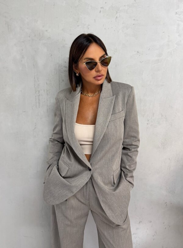 Svetlo sivi duži ženski sako