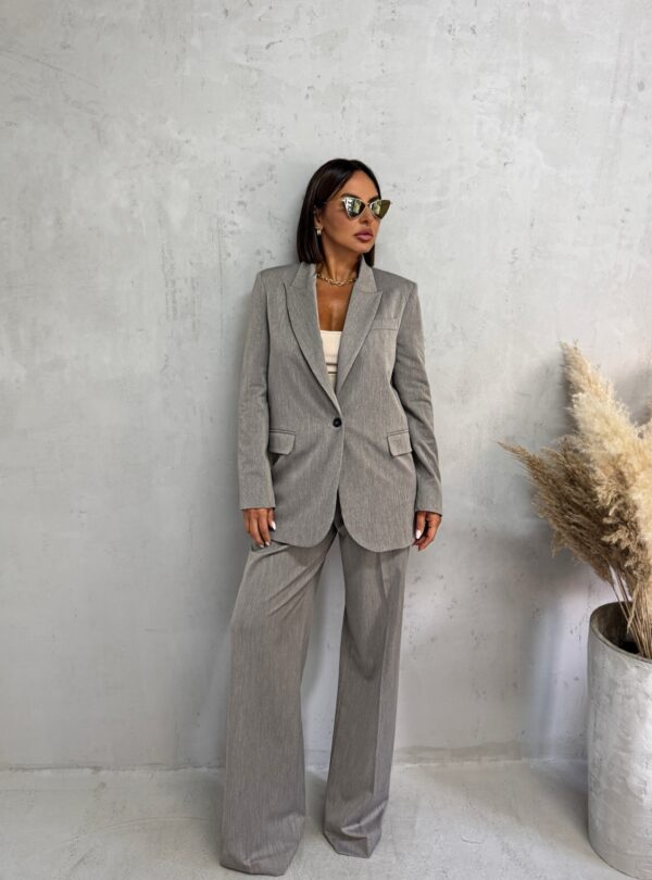 Svetlo sivi duži ženski sako