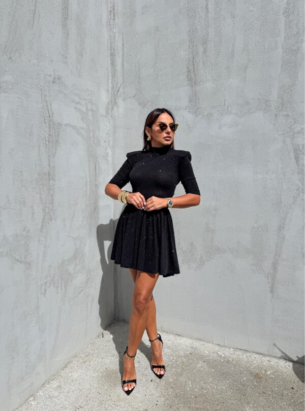 Mini crna haljina 3/4 rukava sa naglašenim ramenima