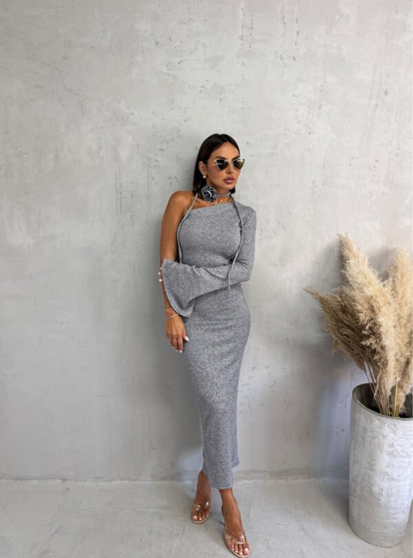 Asimetrična svetlo siva midi haljina od rebraste trikotaže sa jednim rukavom i ukrasnim cvetom